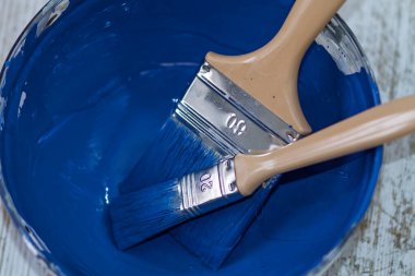 Yoğun tebeşir boyası ve fırçası olan bir kase.