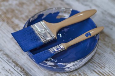 Yoğun tebeşir boyası ve fırçası olan bir kase.