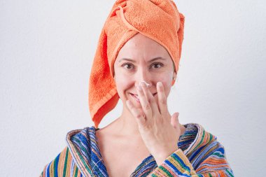 Yüzüne maske dayayıp eğlenen bir kadın.