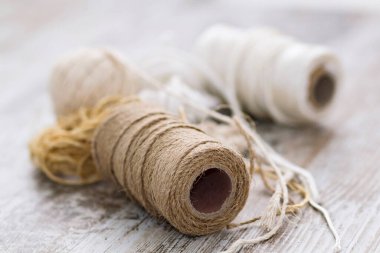 Tahta arka planda farklı tipte ip topları.