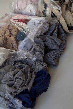 Giysi dolu plastik torbalar.