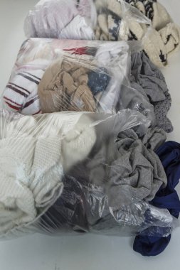 Giysi dolu plastik torbalar.