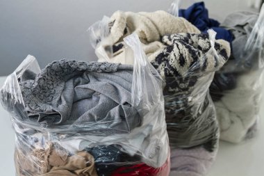 Giysi dolu plastik torbalar.