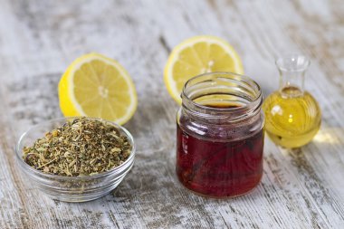 Doğal otlar limon ve bal ile demlenmiş çay.