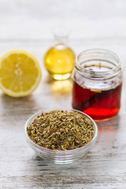 Doğal otlar limon ve bal ile demlenmiş çay.