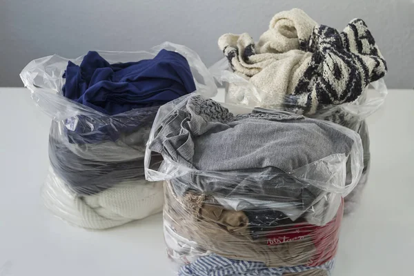 服でいっぱいのビニール袋 — ストック写真