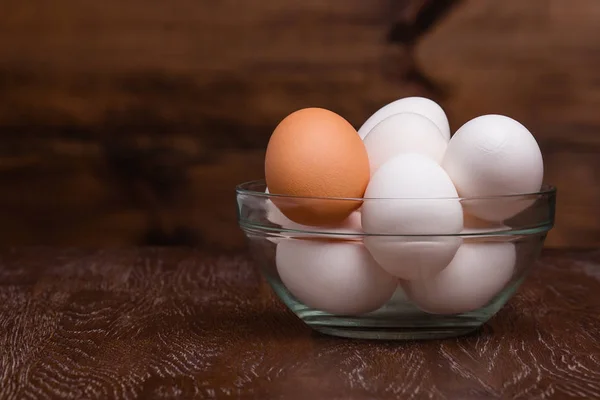 Huevos en un tazón de vidrio — Foto de Stock