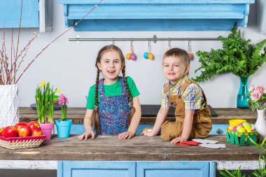 Mutlu aile Paskalya için hazırlanıyor