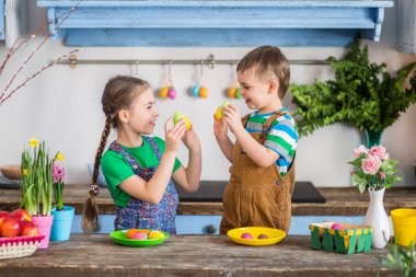 Mutlu aile Paskalya için hazırlanıyor