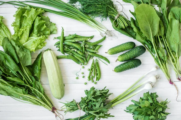 Composición sobre un fondo oscuro de productos vegetarianos ecológicos verdes — Foto de Stock