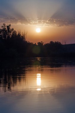 Gölün üzerinde gün batımı