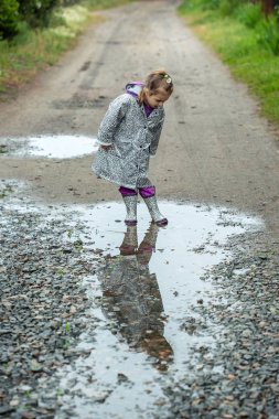 Yaz yürüyüş yağmur altında bir şemsiye ile küçük kız