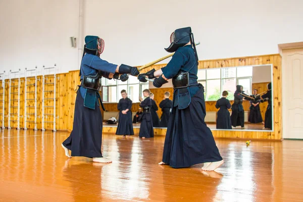 Boj s mečem školní Kendo — Stock fotografie