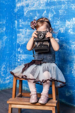 küçük sevimli kız bir fotoğrafı çeker