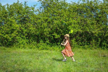Bir yüzük bir yaz alanı olan kız. Güneşli gün.