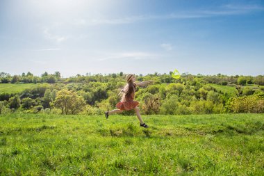 Bir yüzük bir yaz alanı olan kız. Güneşli gün.