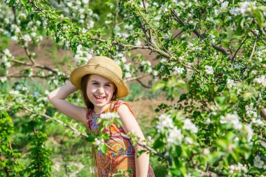 küçük kız bir alanda bir buzağı okşayarak.