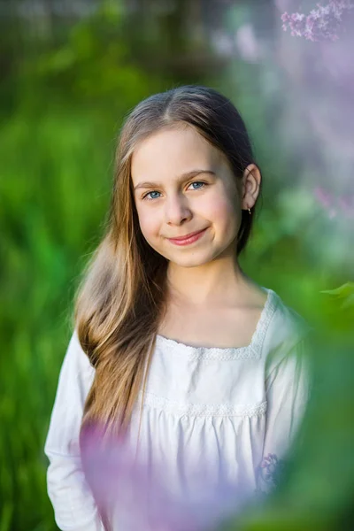 春の庭にかわいい女の子の肖像画 — ストック写真