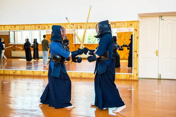 Японское боевое искусство боя на мечах — стоковое фото