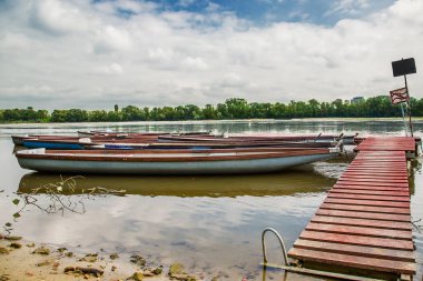 Vistula bulvarları Varşova Vistula Nehri'nin batı tarafında