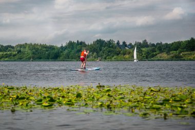 Sup nehirde kürek çekmeye adam