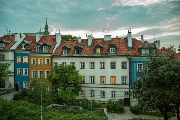 Königsschloss und schöne Straße in der Altstadt zur abendlichen blauen Stunde — Stockfoto