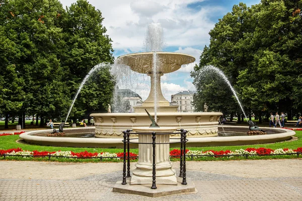 Historische fontein in park Saski — Stockfoto