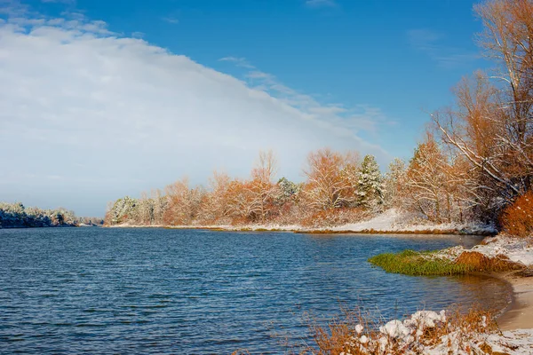 Paesaggio fluviale in inverno e rami d'albero ricoperti di gelo bianco . — Foto Stock