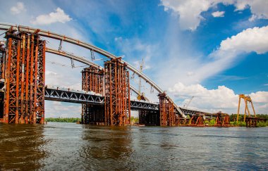 Kiev, Ukrayna 'da bitmemiş bir köprü.