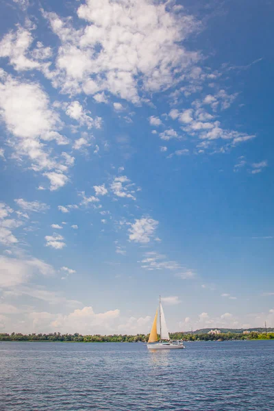 Yate en un claro día soleado en el agua azul del río . — Foto de Stock