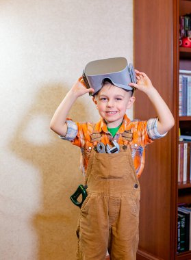 Bir çocuk sanal gerçekliği yaşıyor, bir çocuğun rol yapma mesleği bir inşaatçıdır..