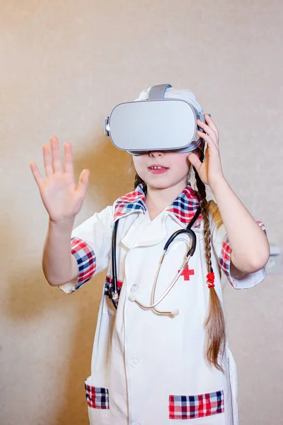 Mooi klein meisje speelt gekleed dokter. — Stockfoto