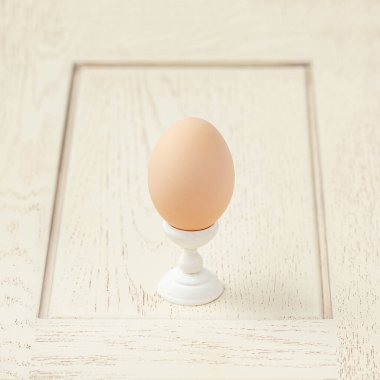 Bir yumurta ahşap standı. Paskalya tatiline hazırlanıyorum..