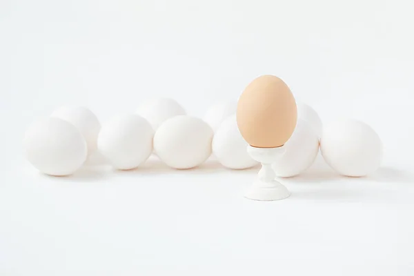 Los huevos blancos en posavasos de madera forman un fondo blanco. Preparándose para las vacaciones de Pascua . — Foto de Stock