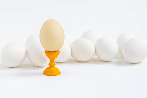 Witte eieren op houten onderzetters vormen een witte achtergrond. Bereid je voor op de paasvakantie. — Stockfoto