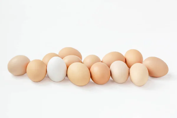 Skupina hnědých vajec na bílém pozadí. Připravujeme se na velikonoční prázdniny. — Stock fotografie
