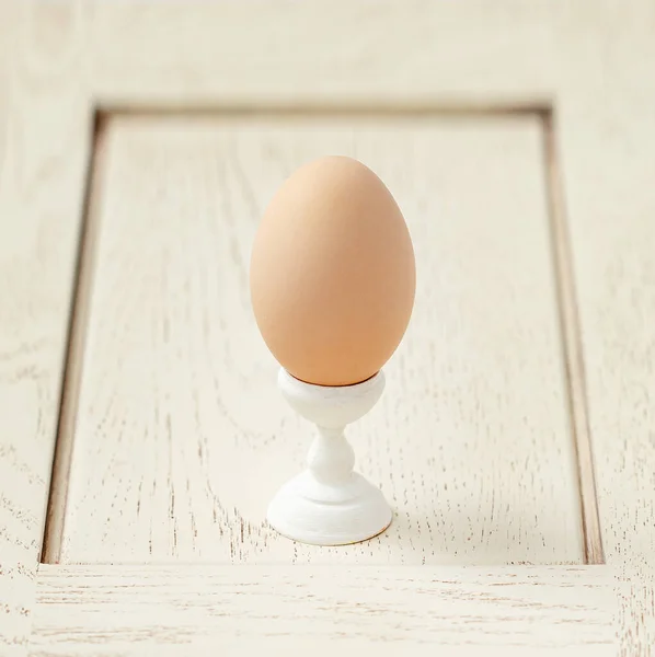 Een houten eierstatief. Bereid je voor op de paasvakantie. — Stockfoto
