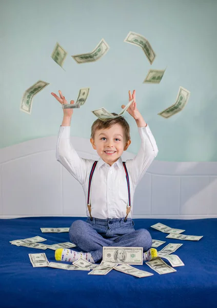 Il giovane uomo d'affari tiene i soldi in mano, centinaio di dollari in contanti americani. Americano cento dollari in contanti . — Foto Stock
