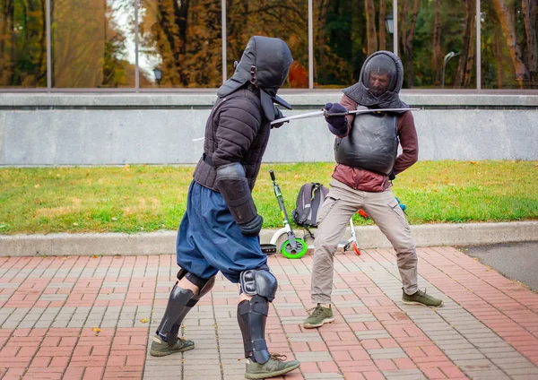 两名全副武装的男子在一场有趣的中世纪比赛中领导了一场剑战，一场中世纪的战斗. — 图库照片