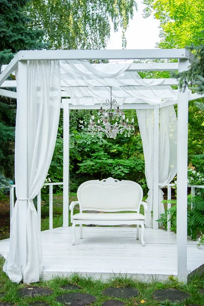 Sommer eleganten eleganten Pavillon in den üppigen Gärten. exquisiter klassischer Sofa-Pavillon. — Stockfoto