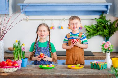 Mutlu Paskalyalar. Şirin erkek ve kız kardeşler, komik çocuklar, kız ve erkek çocuklar tatil için hazırlanıyorlar..