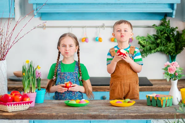 Mutlu Paskalyalar. Şirin erkek ve kız kardeşler, komik çocuklar, kız ve erkek çocuklar tatil için hazırlanıyorlar..