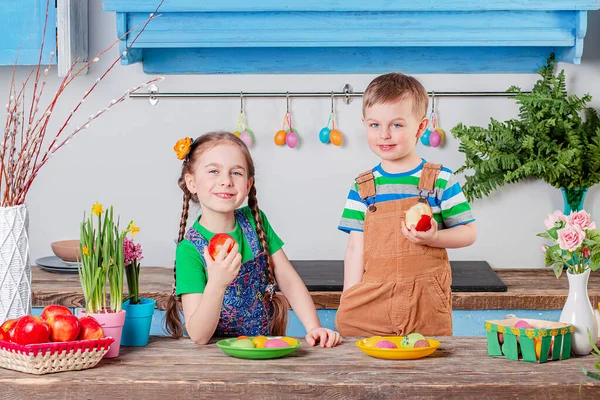 Mutlu Paskalyalar. Şirin erkek ve kız kardeşler, komik çocuklar, kız ve erkek çocuklar tatil için hazırlanıyorlar..