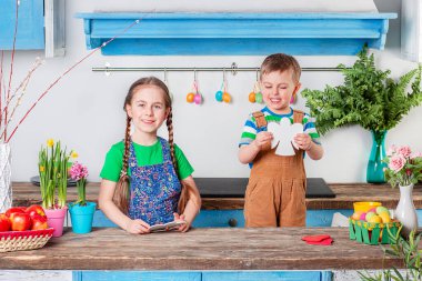 Mutlu Paskalyalar. Şirin erkek ve kız kardeşler, komik çocuklar, kız ve erkek çocuklar tatil için hazırlanıyorlar..