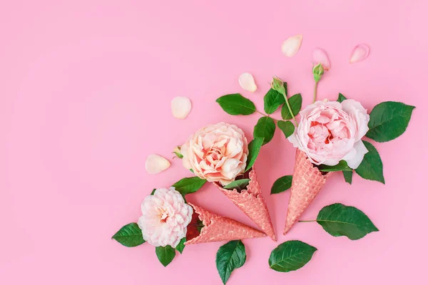 Мороженое из пионских цветов в вафельном конусе на розовом фоне сверху, красивая цветочная композиция, винтажный цвет, плоский уголок . — стоковое фото