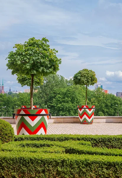 Giardini del castello di fronte al Castello Reale di Varsavia, facciata saxon Polonia. Progettazione del paesaggio, parco con arbusti e prati verdi . — Foto Stock