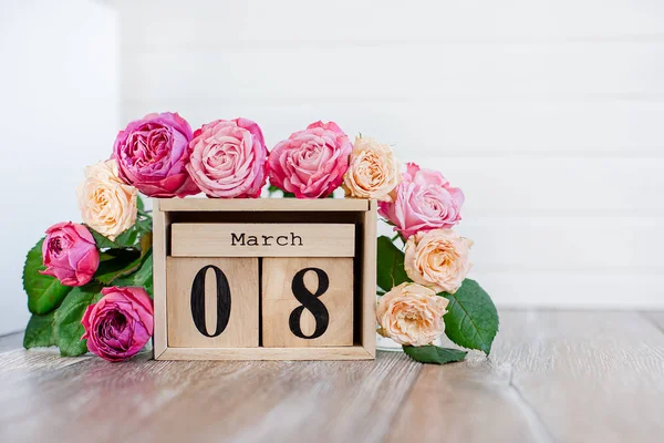 8. März Baumkalender, internationaler Frauentag, geschmückt mit rosa und lila Blumen auf rosa Hintergrund. — Stockfoto