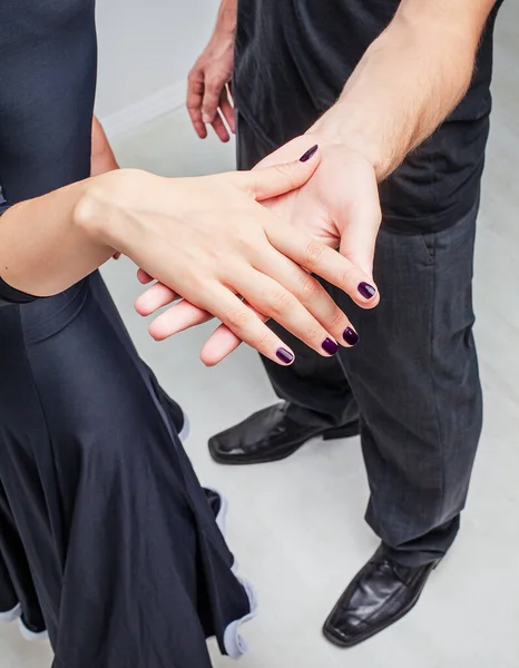 Close up of delicate tender hands of dancers. Ballroom dancers on the dance floor. — Stock Photo, Image