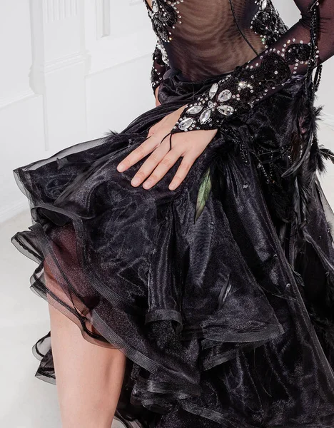Mooie vrouw ballroom danser, close-up handen, houding, mooie zwarte jurk. Ballroom dansers op de dansvloer. — Stockfoto