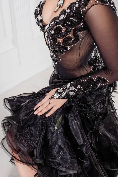 Mooie vrouw ballroom danser, close-up handen, houding, mooie zwarte jurk. Ballroom dansers op de dansvloer. — Stockfoto